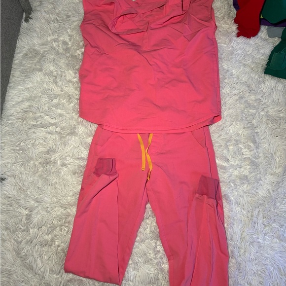 Women’s neon pink scrub set🩷🎀 - Picture 2 of 3